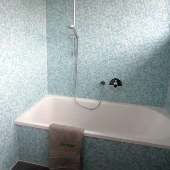 Neue Badewanne mit Handtuch in einem neuen Badezimmer