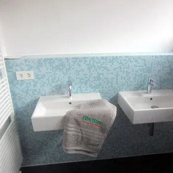 2 Waschbecken mit Armaturen und Handtuch.