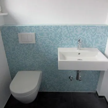 WC und Waschtisch in der Gästetotoilette