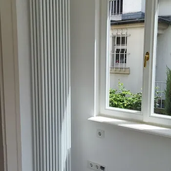 Neuer Röhrenradtiator neben dem Fenster, angepasst an den vorhanden Platz.