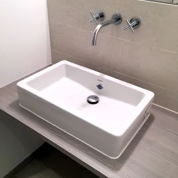 Neues Waschbecken an der Wand