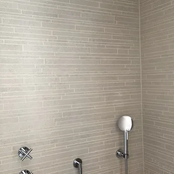 Regenbogen-Dusche mit Armaturen und Duschschlauch