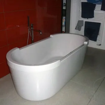 Neue weiße Badewanne in einem Einfamilienhaus in Wieblingen steht vor einer roten Wand im Badezimmer.
