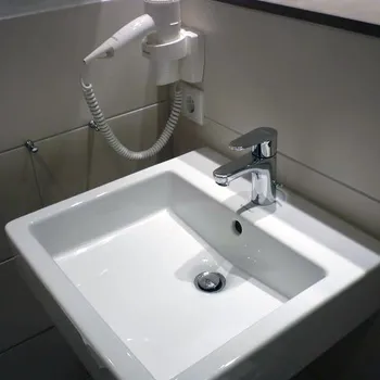 Waschbecken mit Fön in Hotel