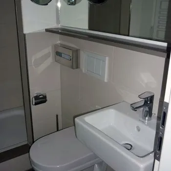 Neues WC mit Waschtisch und Dusche in einem Hotel