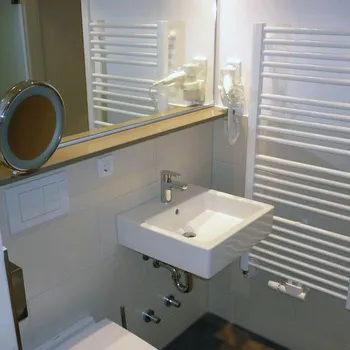 Neues Badezimmer, in weiß gehalten, für ein Hotel in Heidelberg