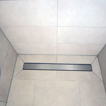 Neue bodengleiche Dusche mit Edelstahl Duschrinne in einem Privathaus