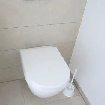 Neue Toilette in einem Einfamilienhaus