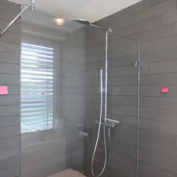 Neue Regendusche in einem Einfamilienhaus
