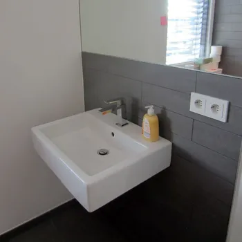 Neues Waschbecken in einem Einfamilienhaus