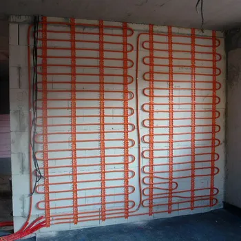 Heizungsleitungen an der Wand