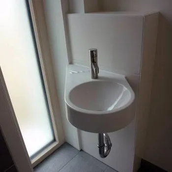 Waschbecken angepasst an den kleinen Raum vor einem Fenster