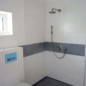 Offene Dusche und Toilette nebendran.