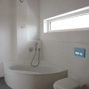 Neues Badezimmer komplett in weiß gehalten.