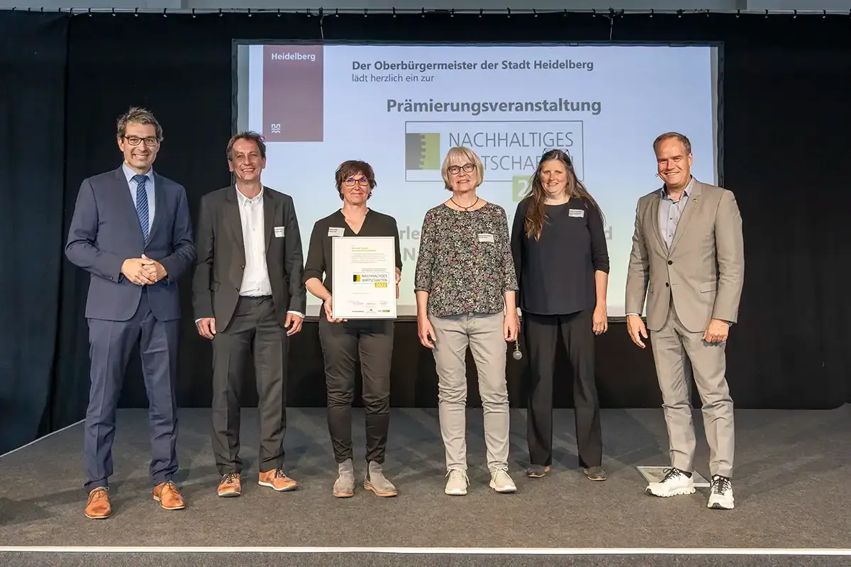 Übergabe Auszeichnung Nachhaltiges Wirtschaften 2022. Geschäftsführer, Mitarbeiter und Bürgermeister der Stadt Heidelberg sowie weitere Mitarbeiter.