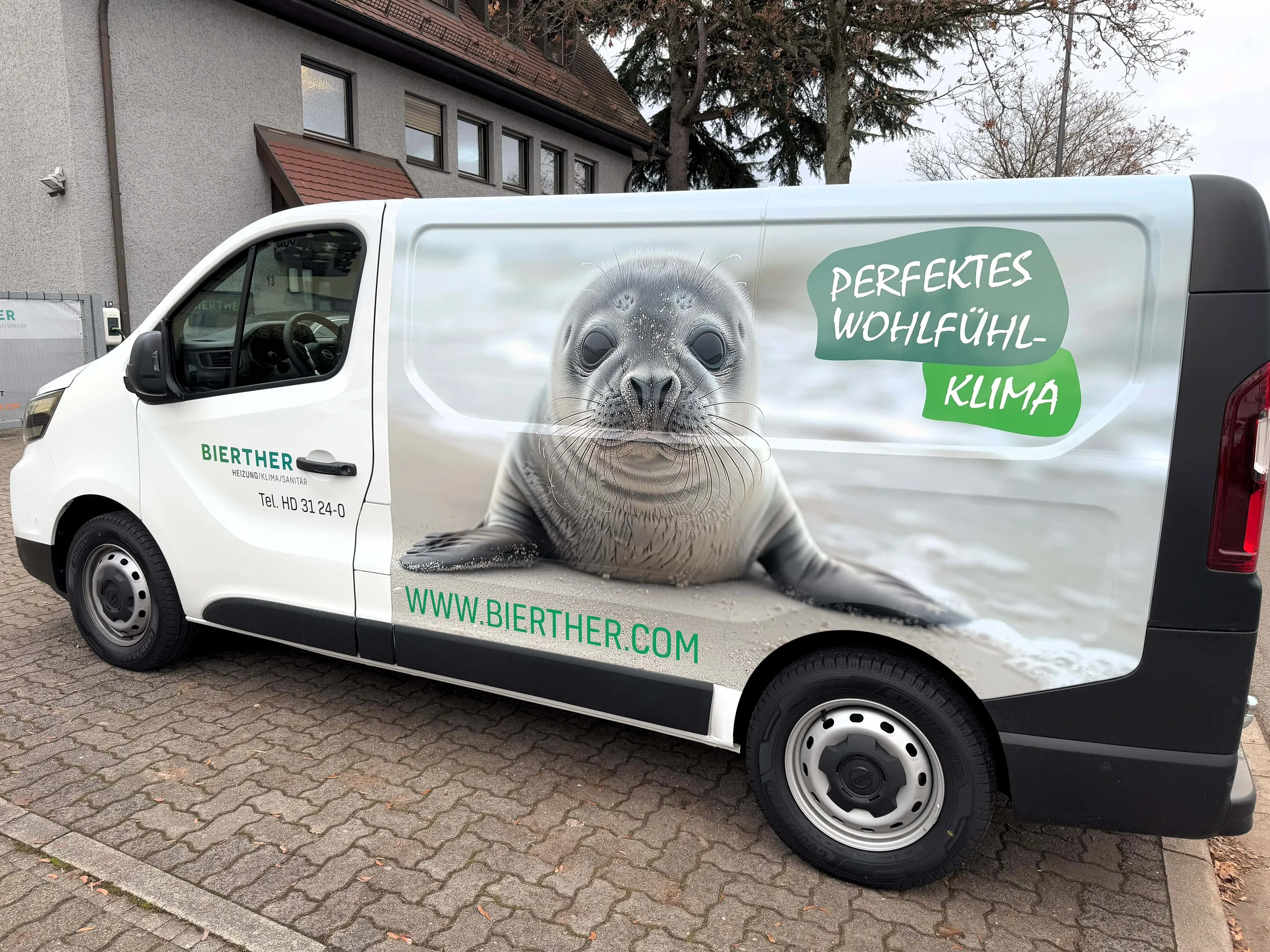 Neuer Firmenwagen mit neuer Folierung für den Kundendienst von der Bierther GmbH. Die Folie zeigt eine Robbe.