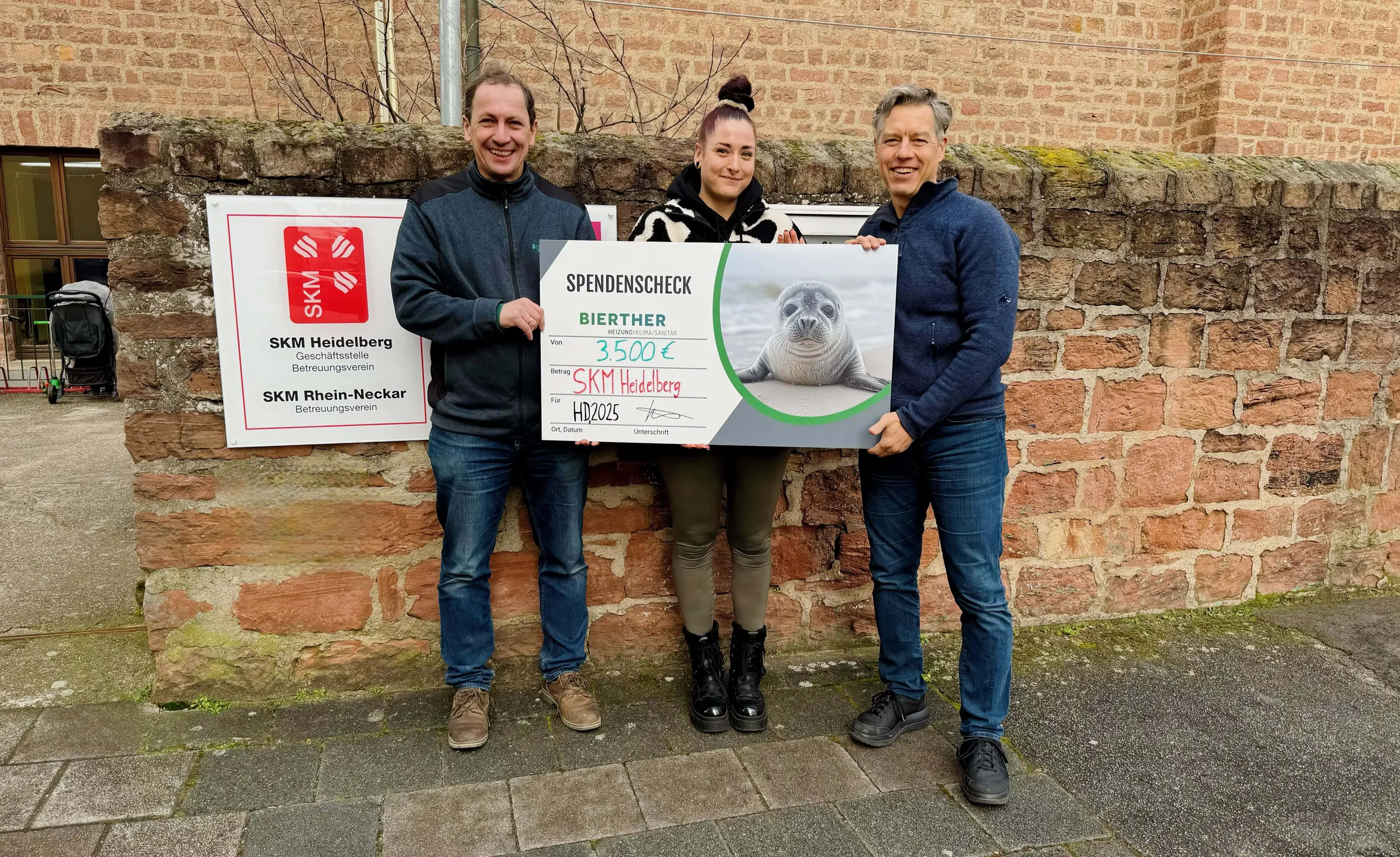 Übergabe des Spendenschecks vom Geschäftsführer der Bierther GmbH an die Wohnungslosenhilfe SKM Heidelberg.