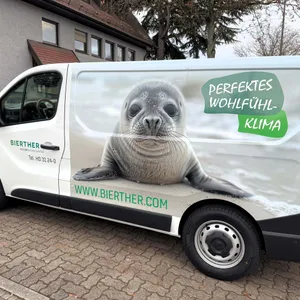 Neuer Firmenwagen mit neuer Autofolierung. Zu erkennen sind eine Robbe mit dem Slogan: Perfektes Wohlfühlklima.